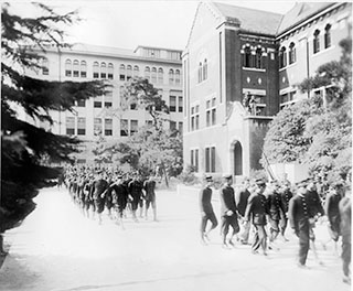 学徒出陣壮行会 学内を行進する学生たち 　1943年10月15日