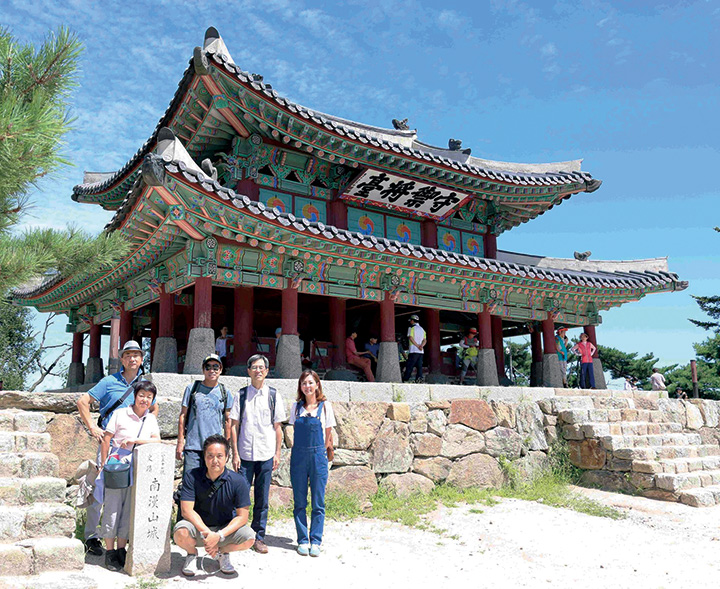 Seoul Tomonkai members enjoy a picnic at Namhansanseong, a UNESCO World Heritage site.